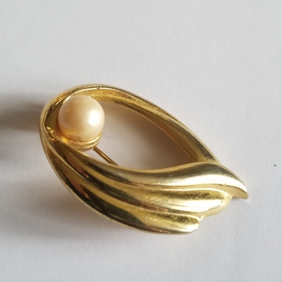 Vintage brooch faux pearl gold tone ripple ridge - Picture 5 of 7